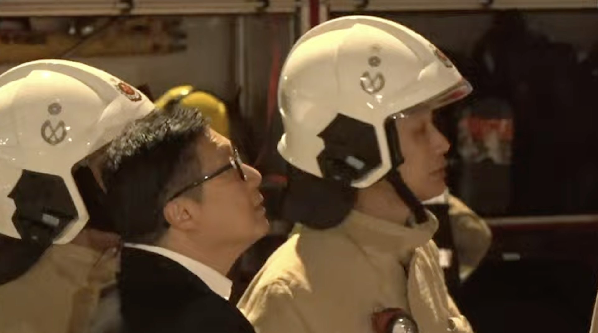 保安局局长邓炳强及消防处处长杨恩健到火警现场视察。（01直播截图）