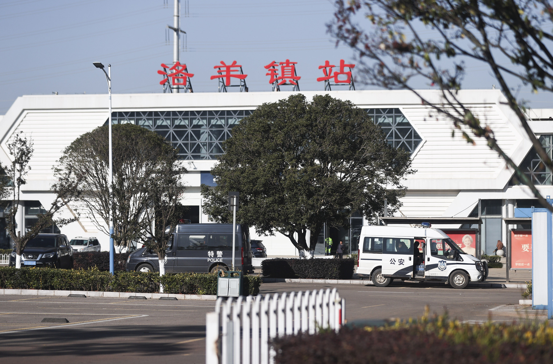 云南昆明一火车站内发生试验列车撞施工作业人员事故+致11人死亡（1）XxjpsgC000263_20251127_PEPFN0A001