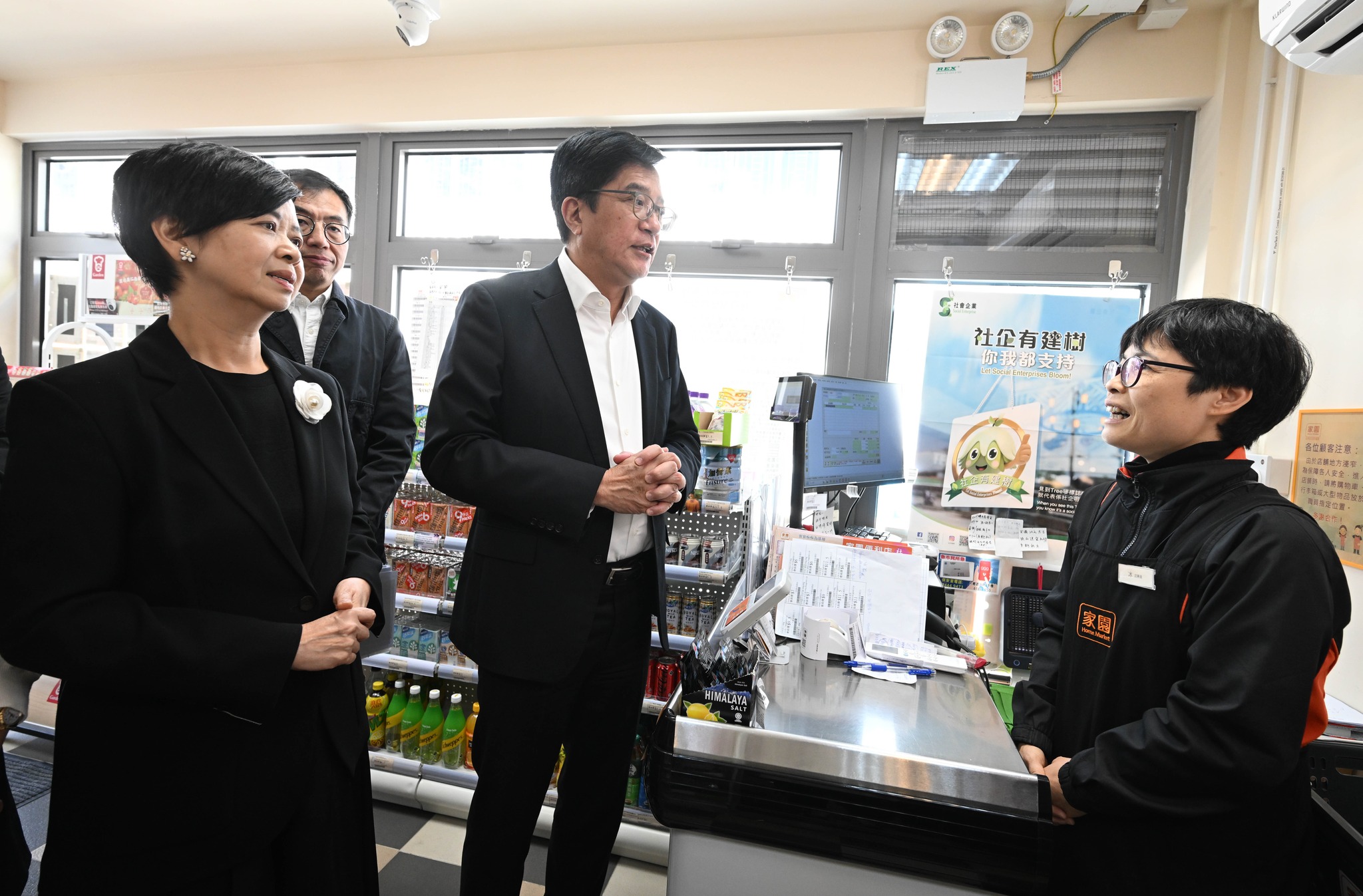 可能是一人或多人和文字的图像