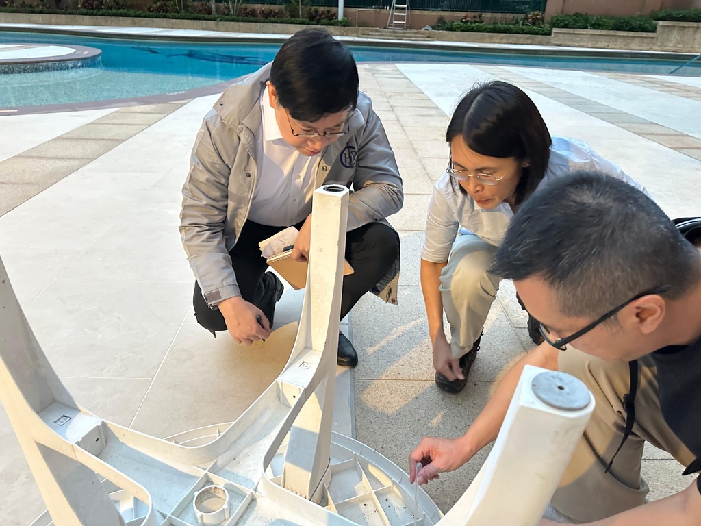 卫生署卫生防护中心（中心）表示，截至今日（十一月三日）下午五时，中心录得一宗新增感染基孔肯雅热个案，属本地个案。中心正联同政府多个部门采取适当防控措施，致力预防基孔肯雅热在本地扎根和减低疾病对本港公共卫生的影响。图示食环署人员抽取水样本进行化验。旁为中心传染病处主任欧家荣医生（左）和食物环境卫生署防治虫鼠主任主管霍明茵（中）。