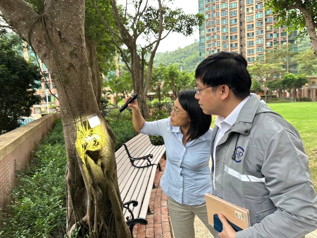 卫生署卫生防护中心（中心）表示，截至今日（十一月三日）下午五时，中心录得一宗新增感染基孔肯雅热个案，属本地个案。中心正联同政府多个部门采取适当防控措施，致力预防基孔肯雅热在本地扎根和减低疾病对本港公共卫生的影响。图示中心传染病处主任欧家荣医生（右）和食物环境卫生署防治虫鼠主任主管霍明茵（左）实地视察患者家居附近一带的地点，进行病媒调查。