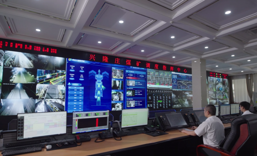 山东能源集团兖矿能源兴隆庄煤矿调度指挥中心(受访者供图)