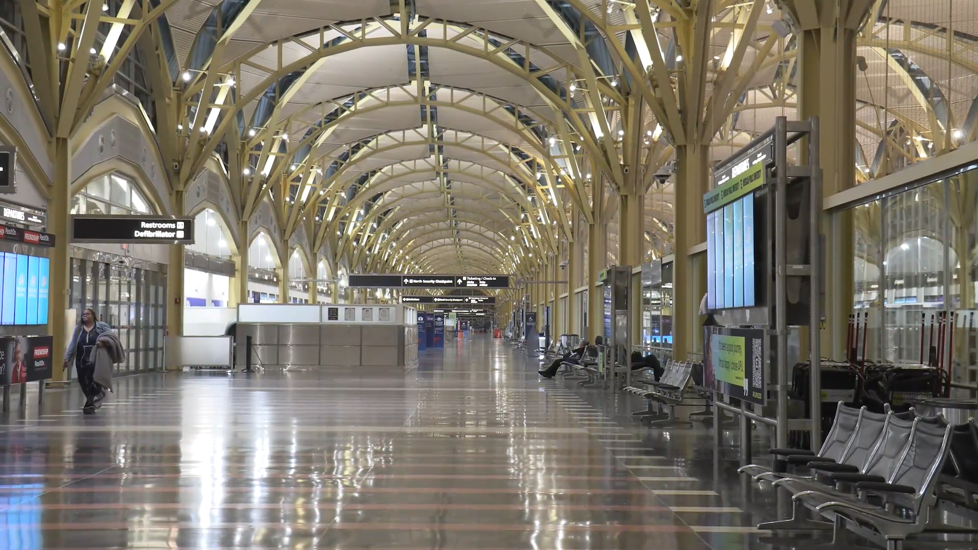 美政府“停摆”持续　拟减少40座机场10%运力105012025110600014503