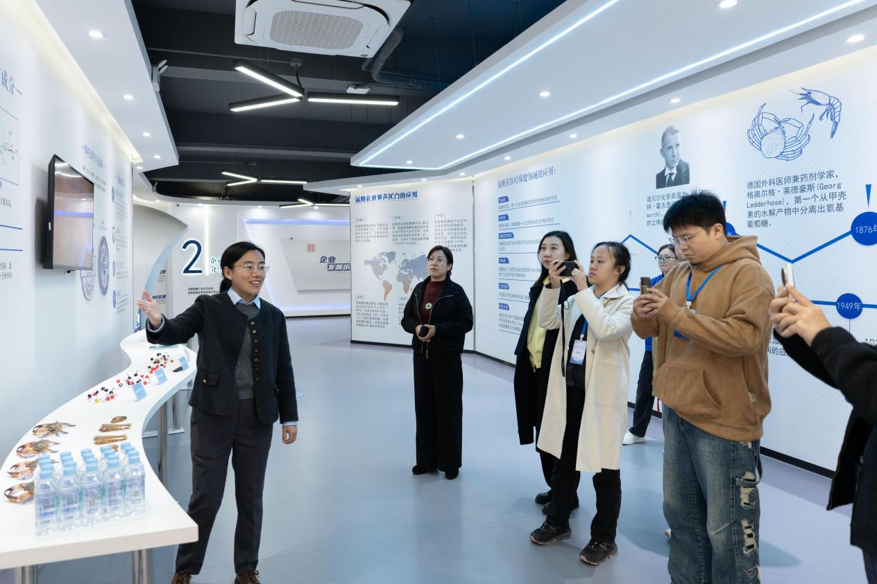 山東潤德生物科技有限公司副總經理張倩(左一)向媒體記者介紹公司發展情況