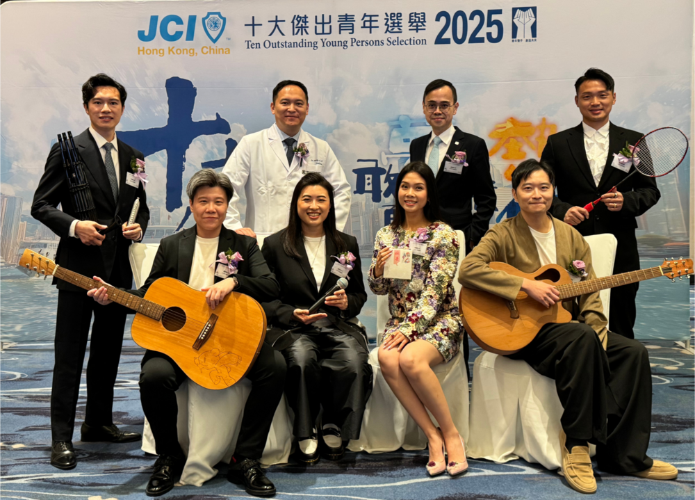兩位優秀校友 ——香港青年口琴家李俊樂先生(後排左一)及香港殘疾人士羽毛球隊總教練陳仁傑先生(後排右一),獲選為2025年「十大傑出青年」 (相片:國際青年商會香港總會)
