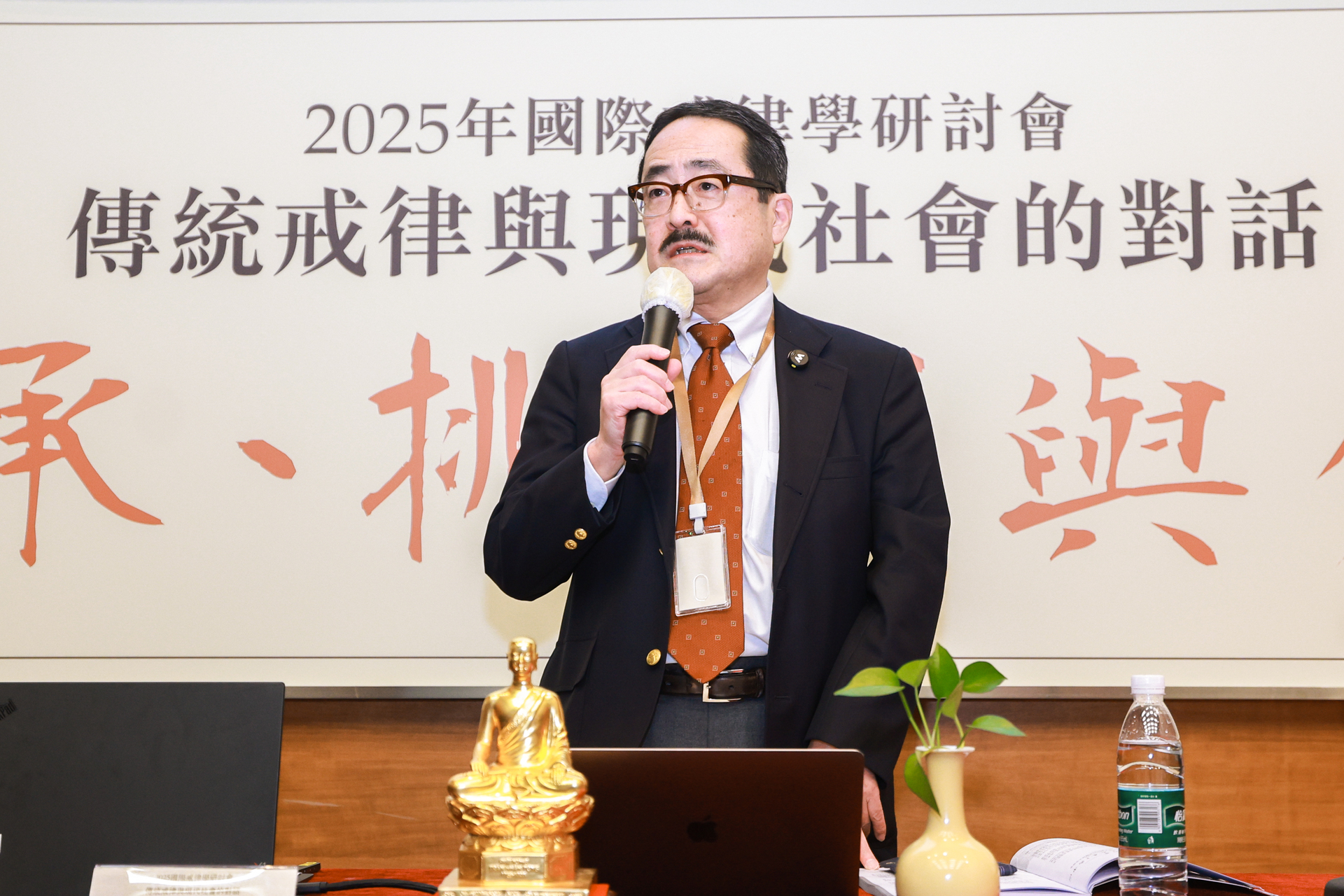 日本佛教大學山極伸之教授