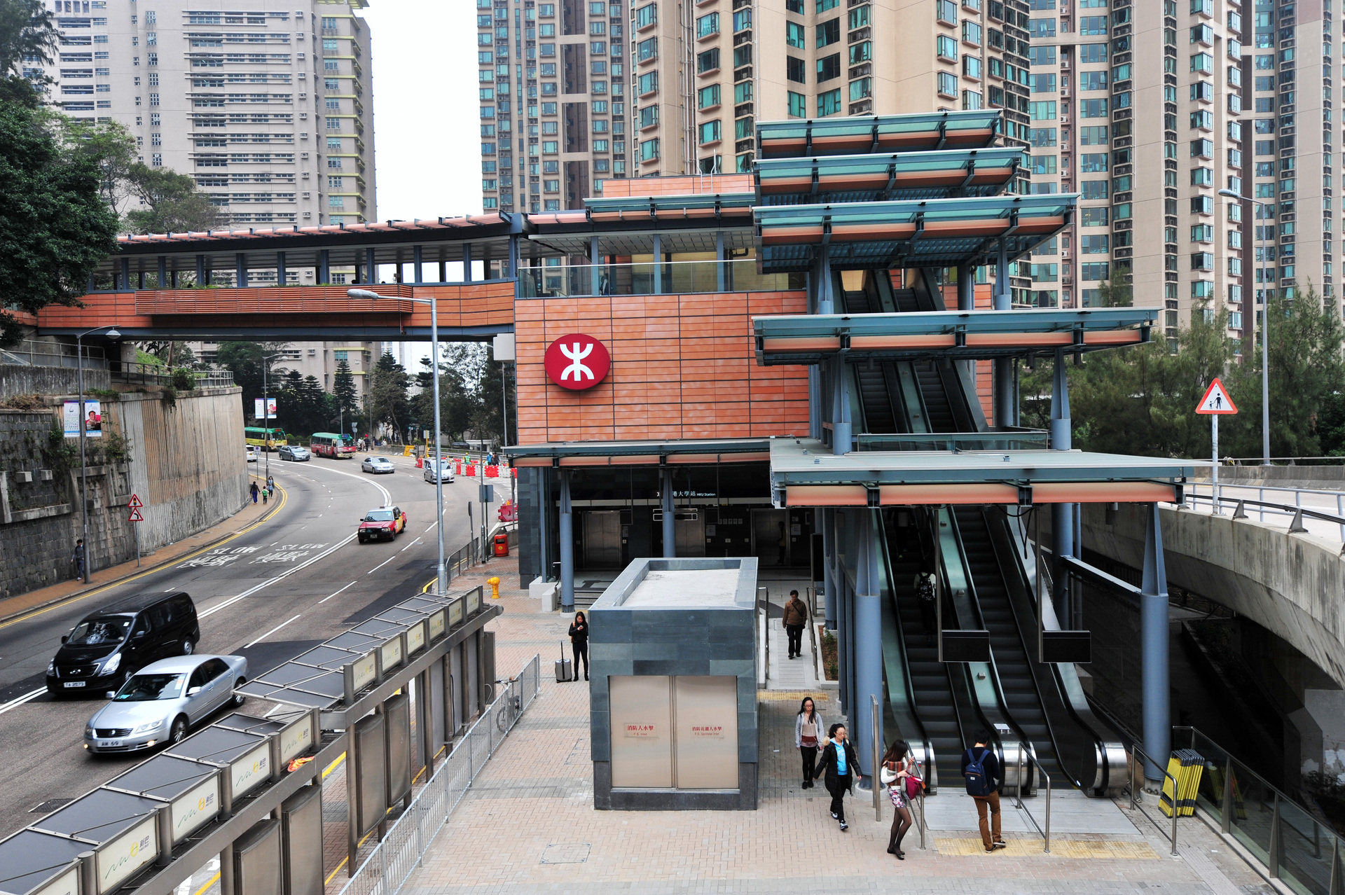 南港岛线（西段）落成后，将接驳港岛线香港大学站和南港岛线（东段）黄竹坑站。上图为香港大学站，下图为黄竹坑站。