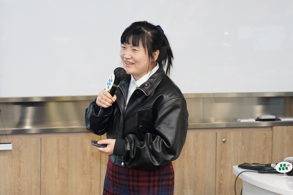 谷明月教授則從社會身份建構的角度分析社交媒體的影響