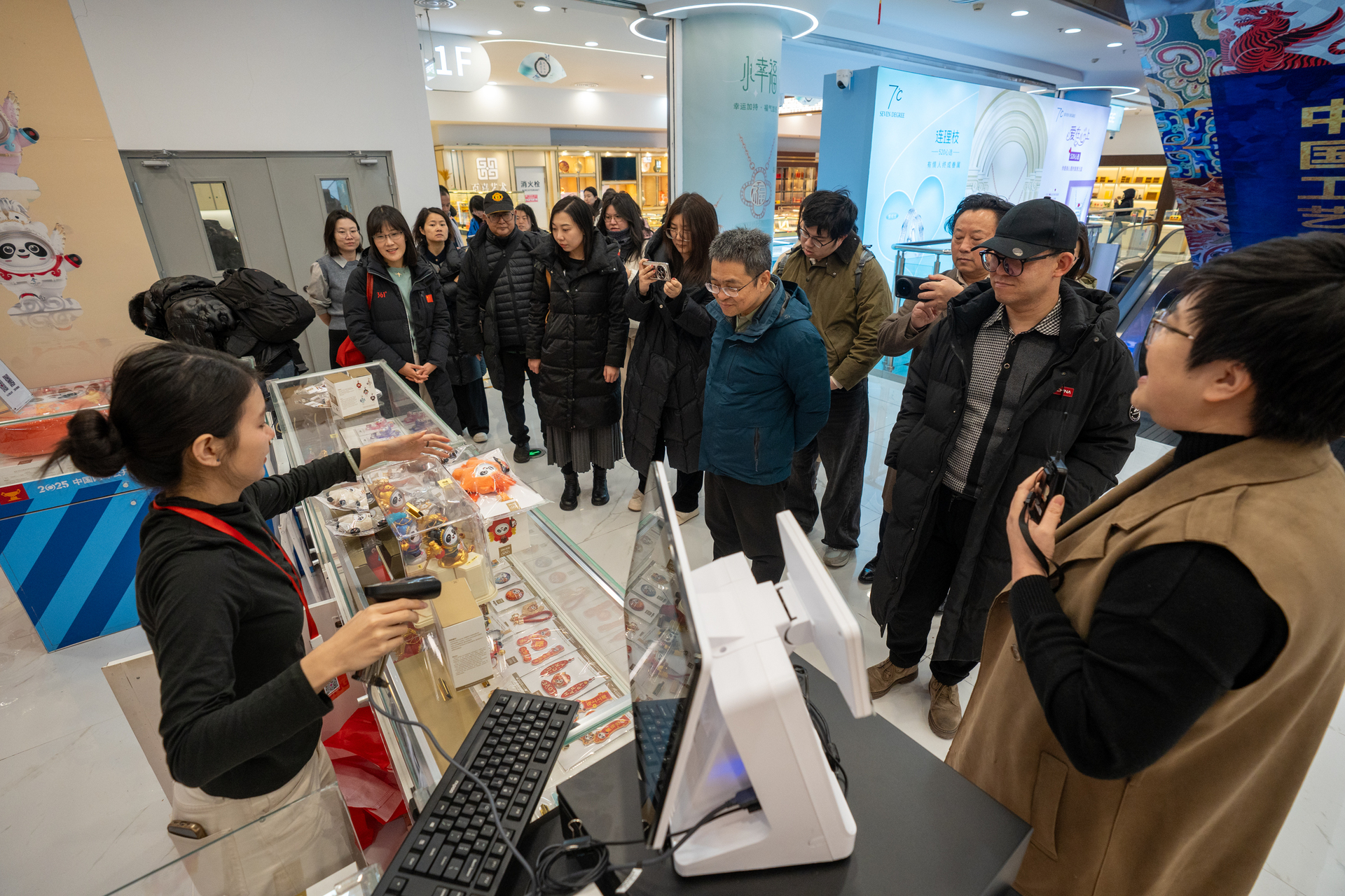 记者在工美大厦参观