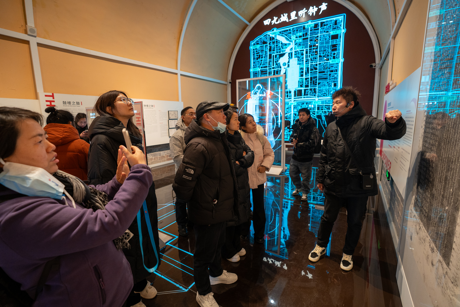 记者在钟鼓楼参观