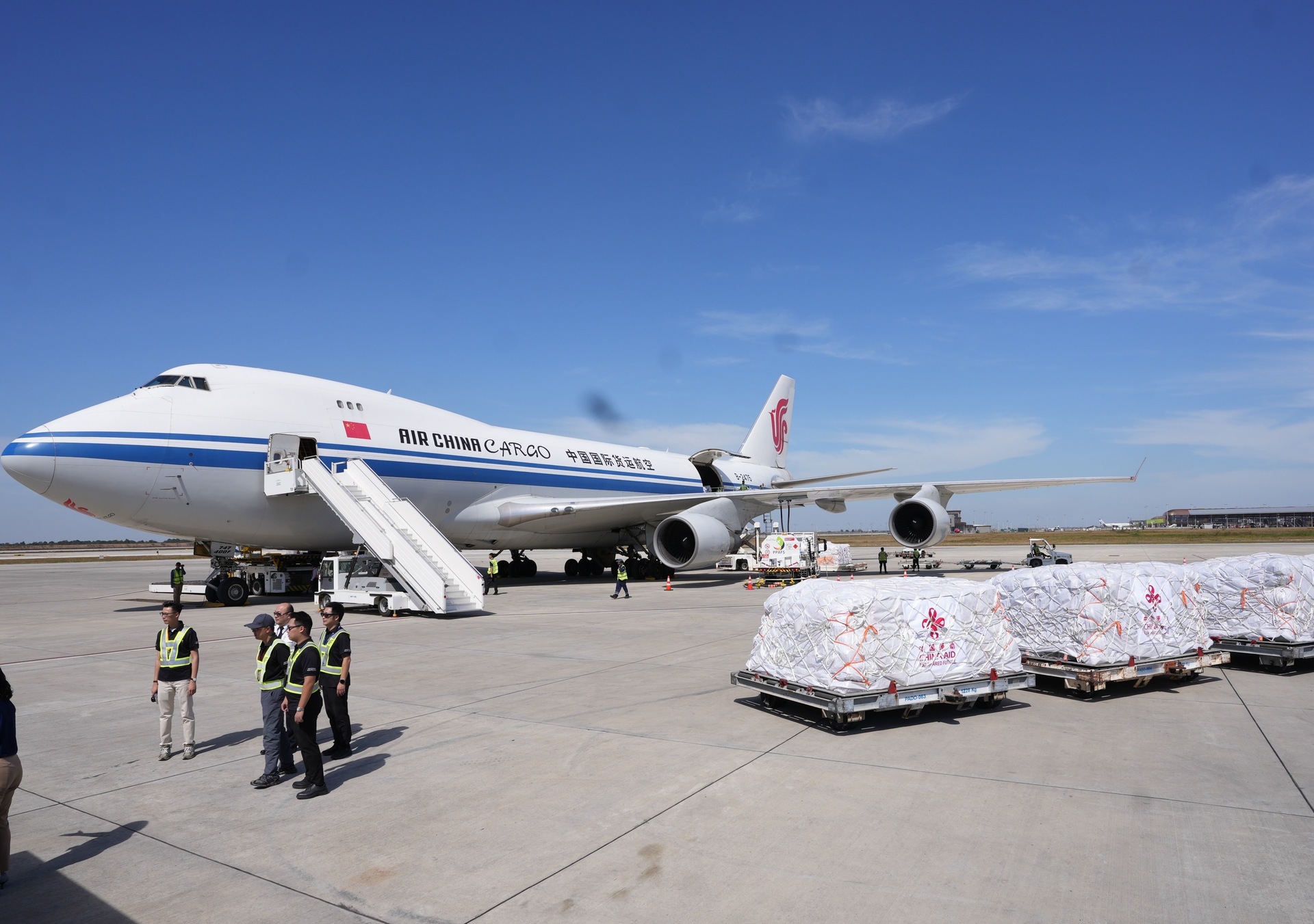 首批中国援柬埔寨紧急人道主义物资运抵金边（2）XxjpsgC000262_20251228_PEPFN0A001