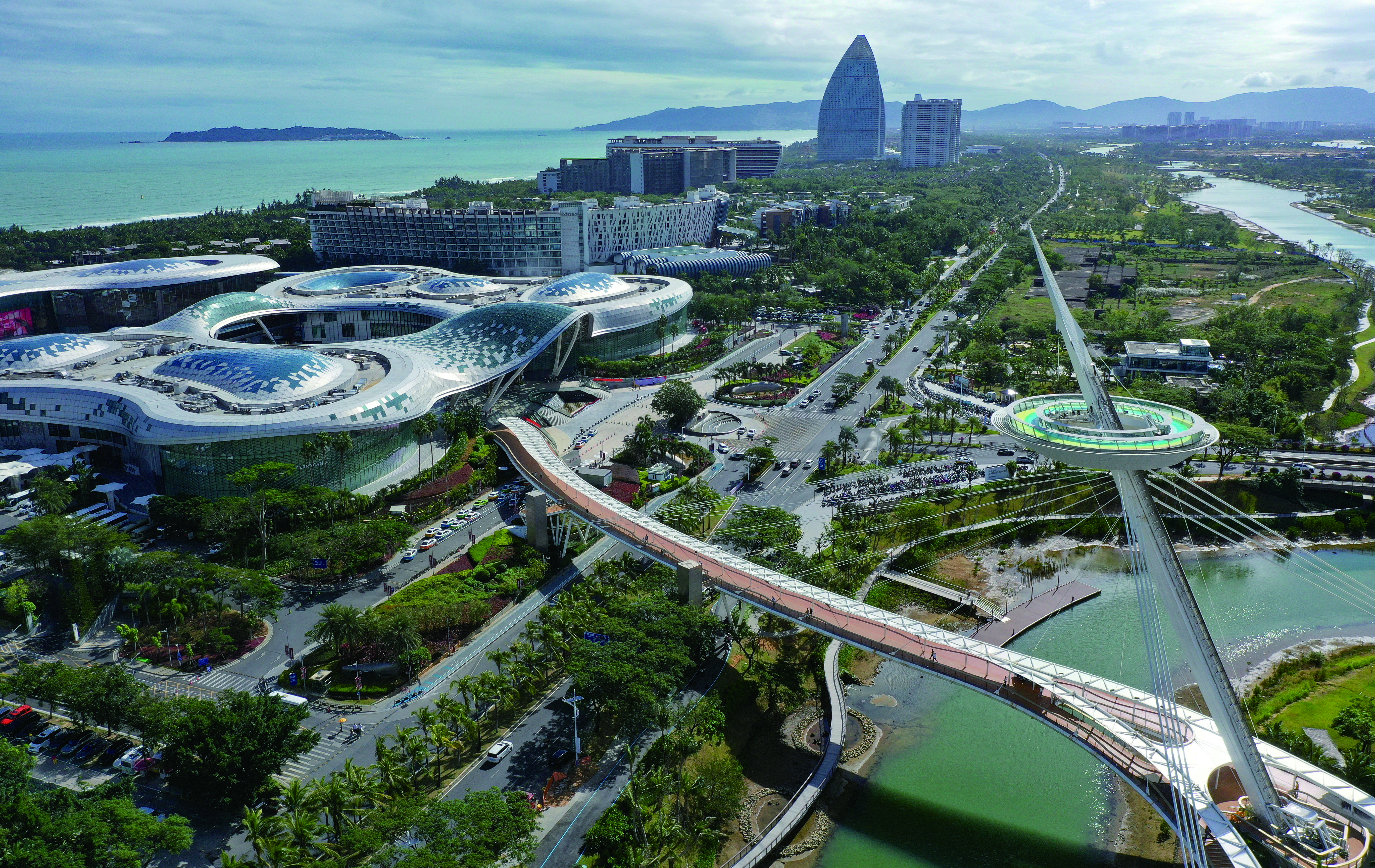 2025年12月18日，海南自贸港正式启动全岛封关运作。图为海南三亚国际免税城俯瞰（图：新华社）