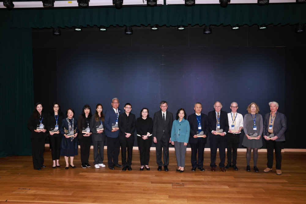 教大校董會成員李劉麗卿女士(右六)向嘉賓致送紀念品