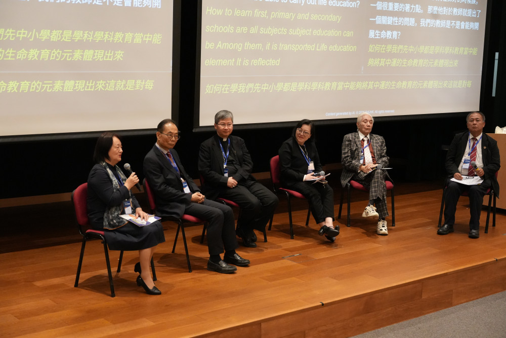 香港聖公會教省主教長陳謳明大主教(左三)、嗇色園黃大仙祠監院李耀輝監院(右二),嶺南大學潘蘇通滬港經濟政策研究所及經濟系兼任教授何濼生教授(左二)、首都師範大學初等教育學院院長劉慧教授(左一)及教大教育發展與創新學院學院學人嚴志成博士(右一)參與以「宗教教育與生命教育」為題的討論
