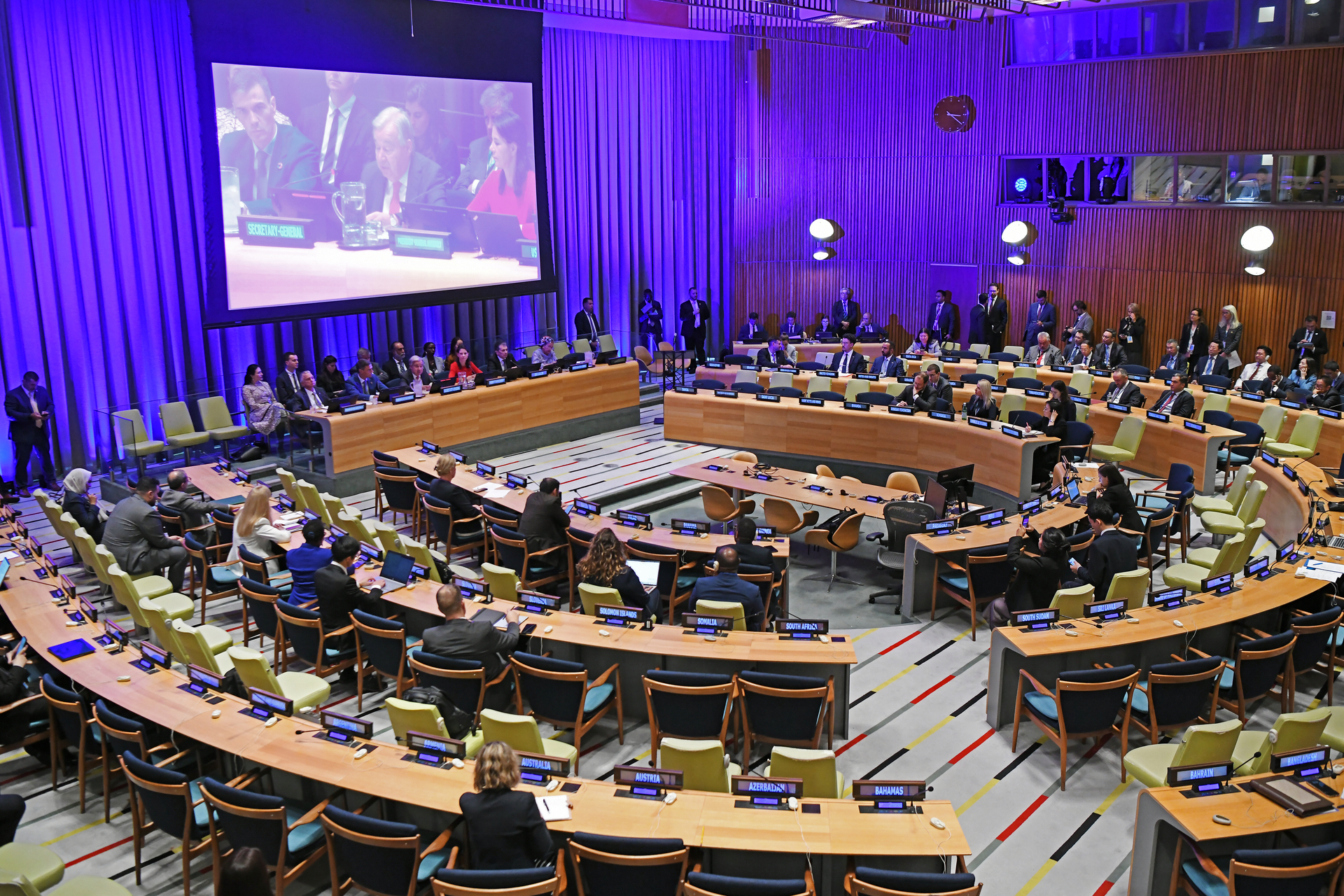 年终报道_新华社评出2025年国际十大新闻（4）XxjpsgC000250_20251230_PEPFN0A001