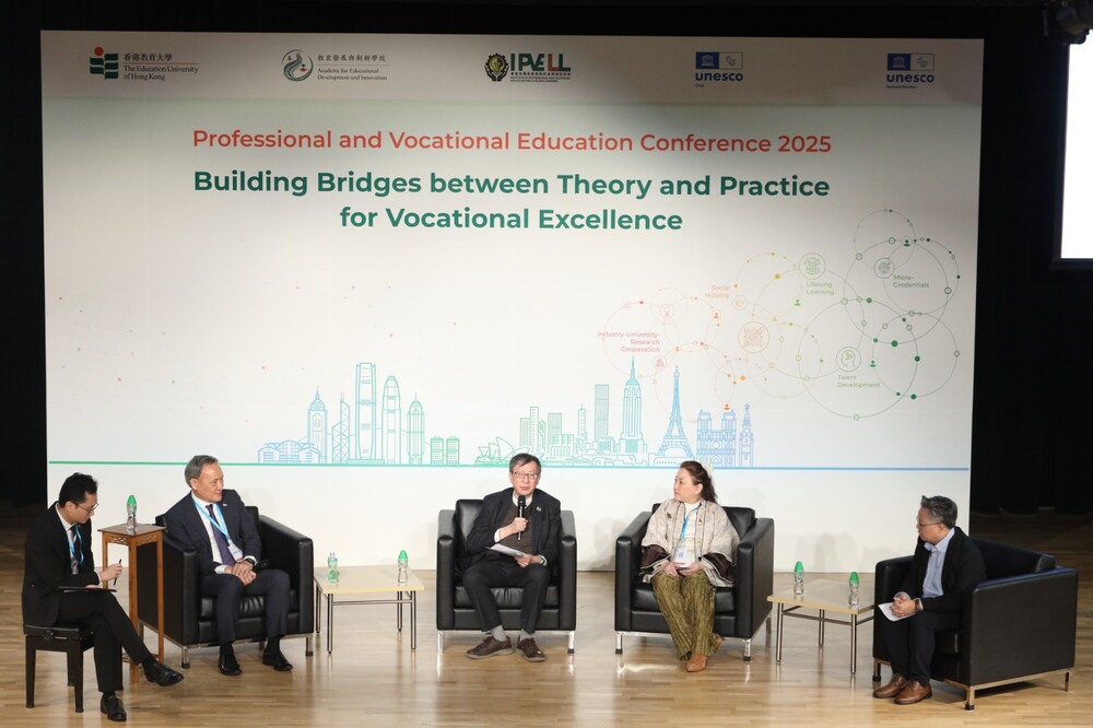 研討會設圓桌論壇，由教大教育發展與創新學院聯席副院長兼大會聯席主席何振聲博士主持，教大校長李子建教授（中）、職業訓練局副執行幹事王建國博士（左二）、香港中華基督教青年會教育總監萬頴恩博士（右一）及香港工業專業評審局主席梁勵女士（右二）擔任嘉賓 