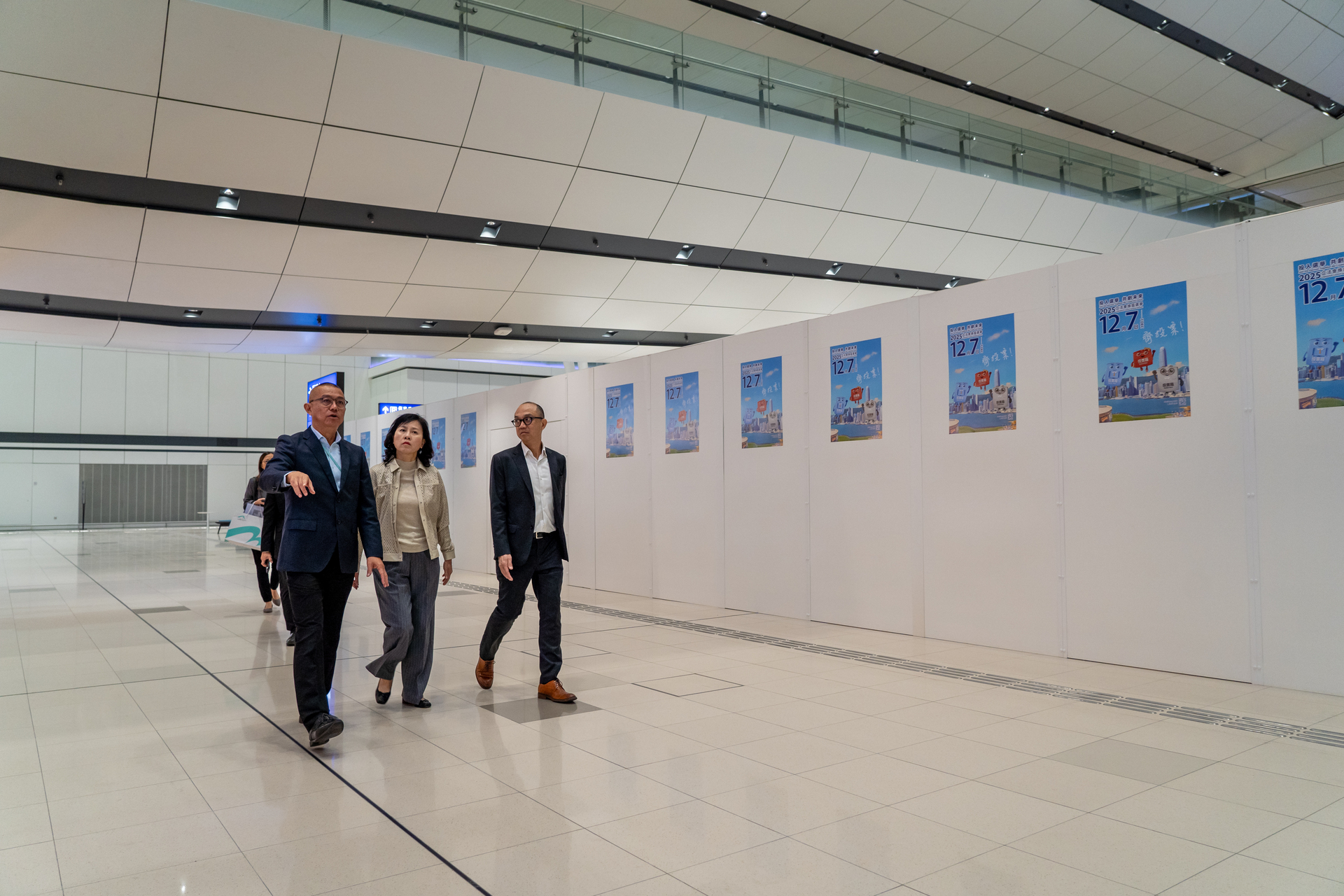 我日前在機管局機場運行執行總監姚兆聰（左一）陪同下，視察設在二號客運大樓的機場票站及了解當天的安排。