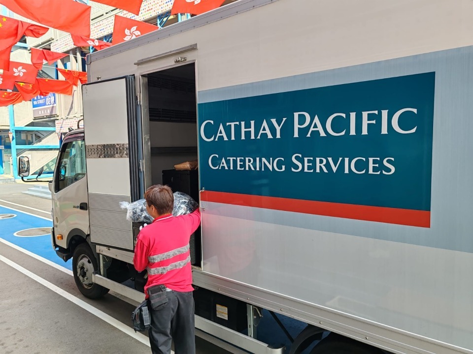 我早前到訪國泰航空，欣悉他們利用自己的航空膳食廚房，為搬到過渡性房屋的受災居民提供熱食。