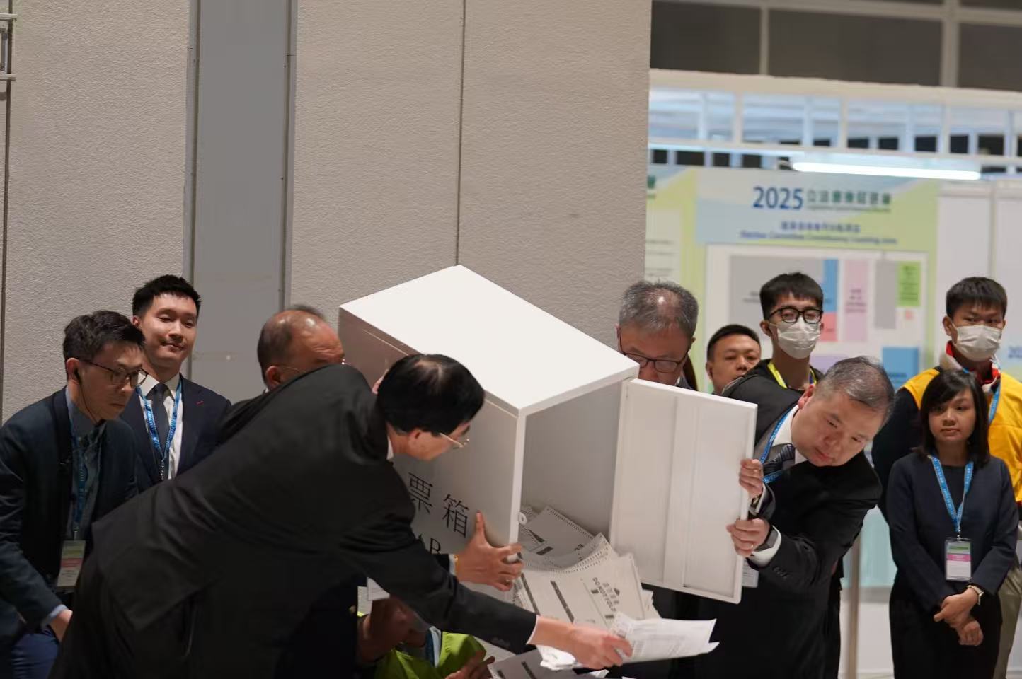 立法會選舉｜選管會主席陸啟康在中央點票站倒出選票-紫荊網