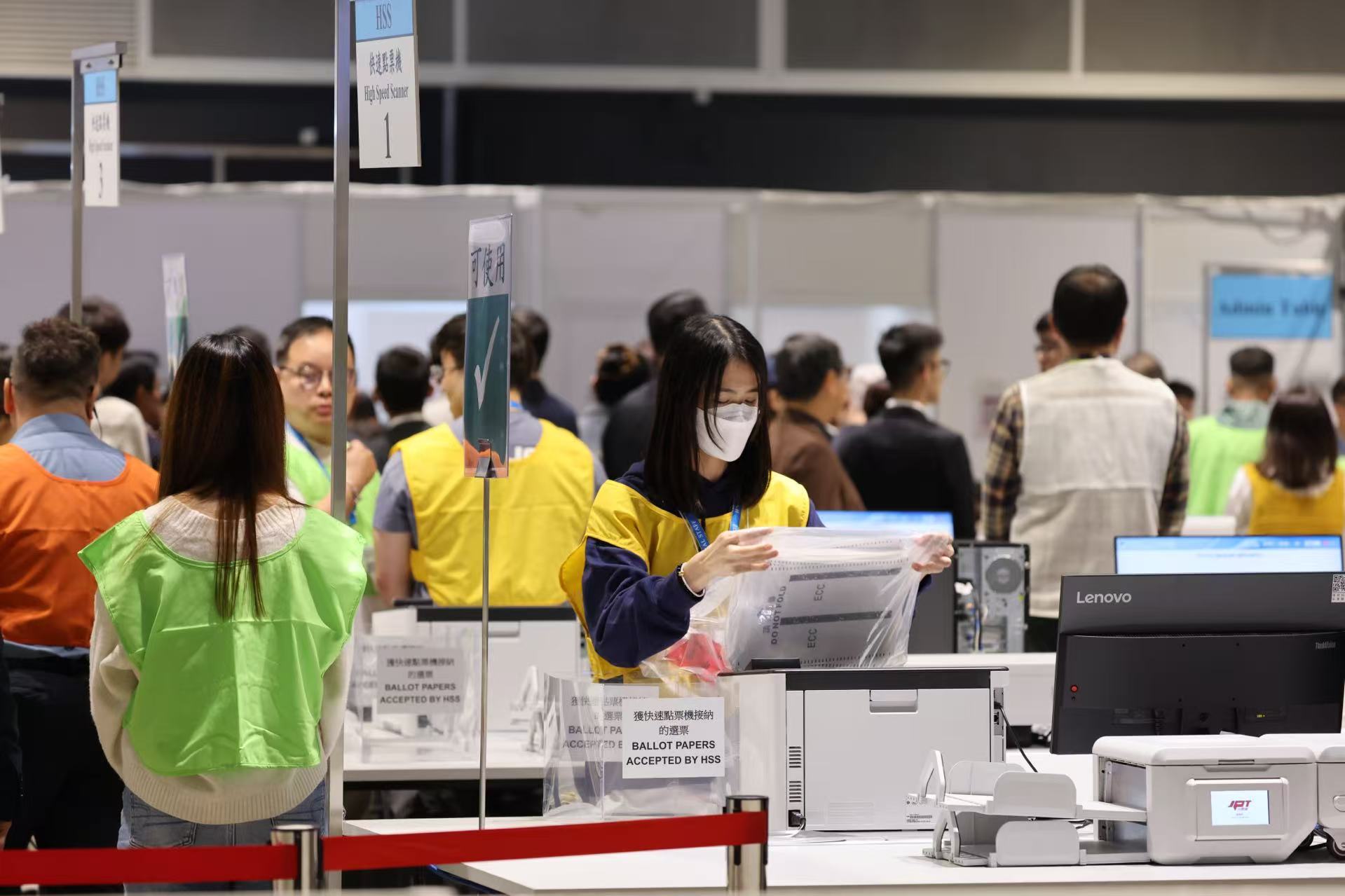 立法會選舉｜選管會主席陸啟康在中央點票站倒出選票-紫荊網
