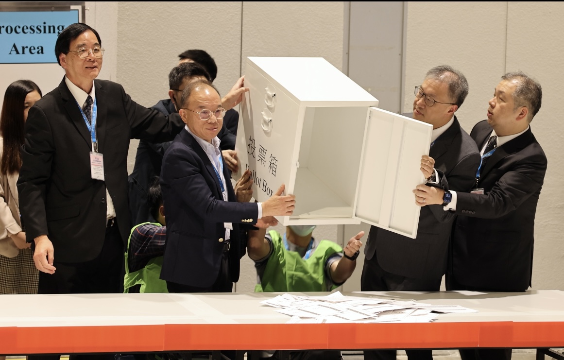 立法會選舉｜選管會主席陸啟康在中央點票站倒出選票-紫荊網