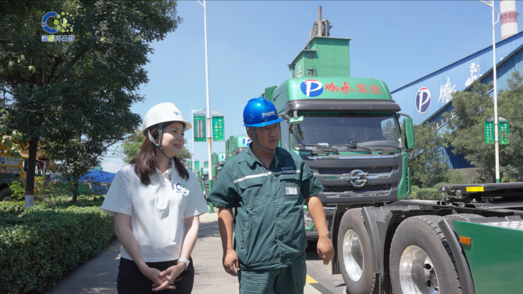 山西孝义-主持人黄冰芬参观氢能重卡车队