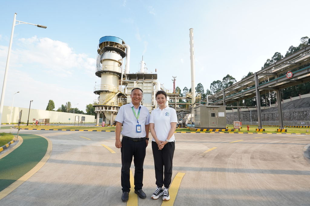 广东佛山-主持人黄冰芬在沼气制氢项目现场