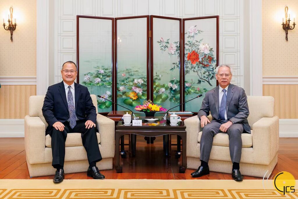 岑浩辉（右）与蔡冠深（左）座谈合影