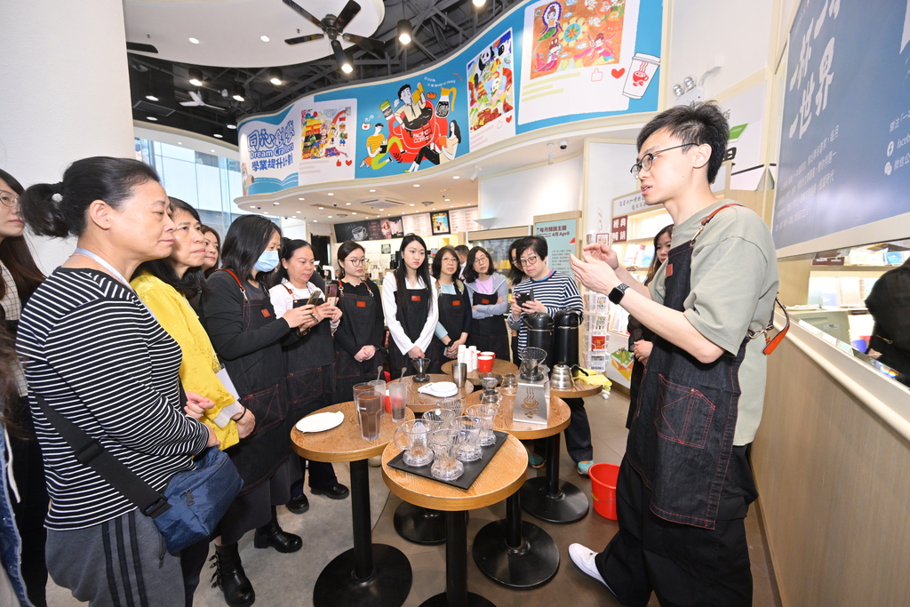 參加者親身體驗咖啡沖調1