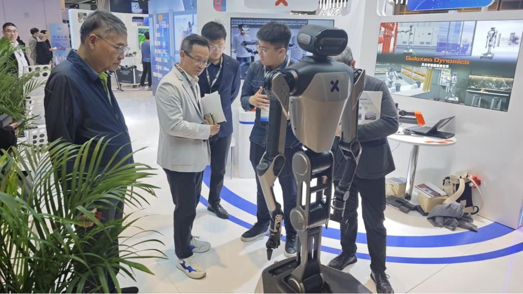 香港工业总会施金城理事参观中关村展区