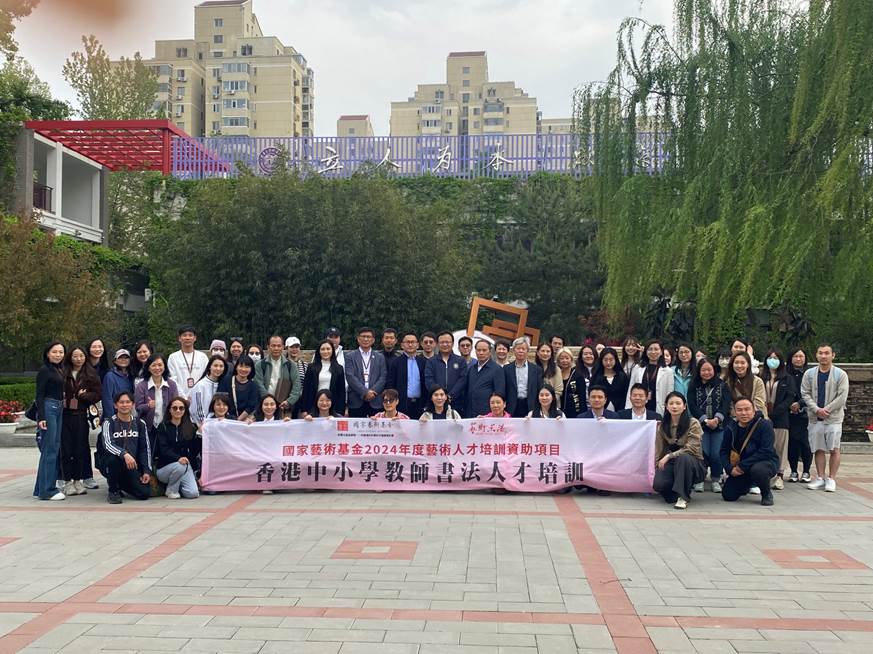 广场上的人群
AI 生成的内容可能不正确。