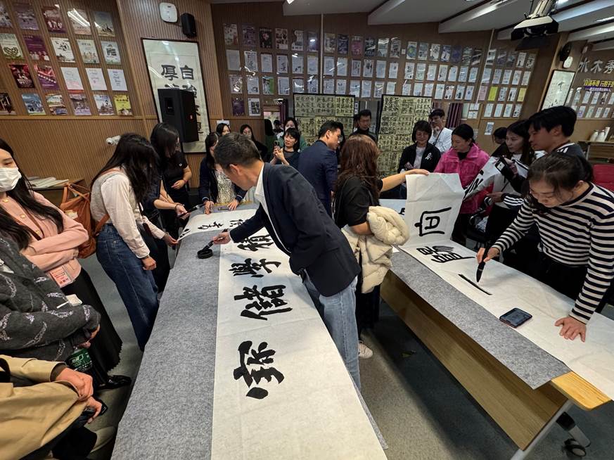 一群人在桌子边
AI 生成的内容可能不正确。