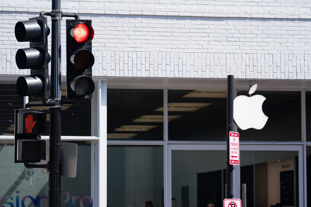 iPhone为何无法在美国制造?英媒这样解读XxjinmC007007_20250430_CBMFN0A002