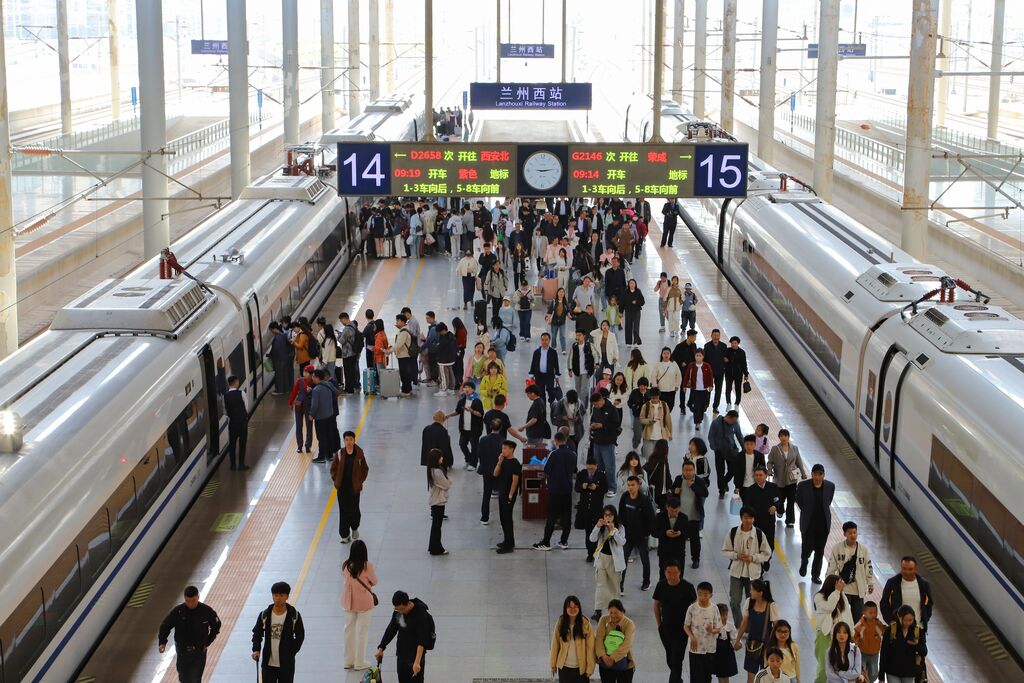 5月1日全国铁路预计发送旅客2250万人次（5）XxjpsgC007557_20250501_PEPFN0A001