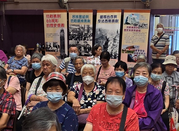 一張含有 服裝, 人的臉孔, 人員, 女孩 的圖片
AI 產生的內容可能不正確。