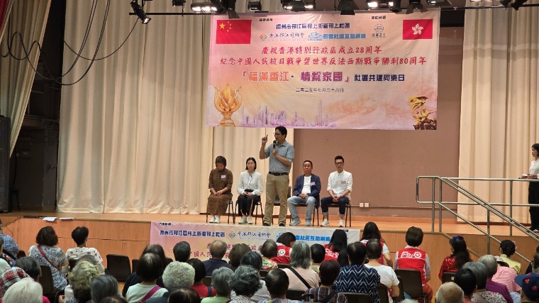 一張含有 服裝, 人員, 室內, 女人 的圖片

AI 產生的內容可能不正確。