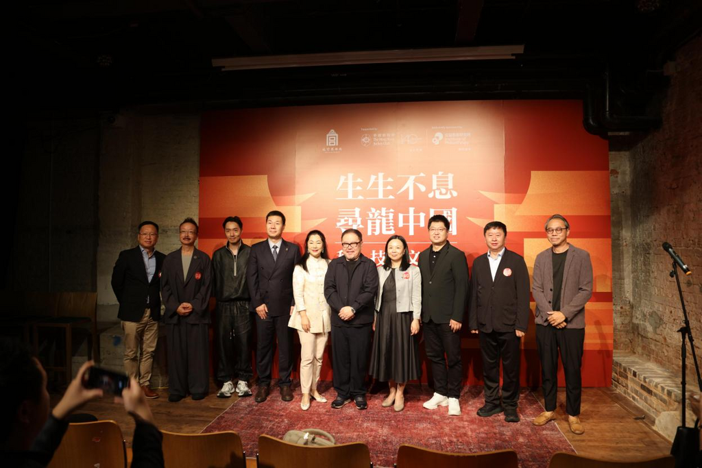 与会嘉宾合影:故宫博物院文创事业部主任吴迪(左四),公益慈善研究院副秘书长(内地事务) 王红(右四),全国政协委员、香港善德基金会主席、香港太平绅士董吴玲玲(左五),故宫文创香港空间总负责人王文韬(右三),香港设计及创意产业总会主席刘小康(右五),澳门设计中心总监朱焯信(右一),香港设计师协会副会长、靳刘高设计合伙人高少康(左三),广州钛铼数科文化旅游有限公司董事长彭志宏(右二),香港文创产业发展研究院主席王象志(左二),香港大学中国商业学院高级课程主任吴岸(左一)