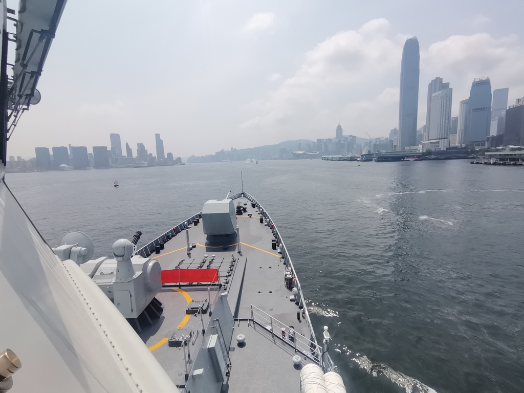 新华全媒+|海军山东舰航母编队圆满结束访问离开香港(8)XxjpsgC007085_20250707_PEPFN0A001
