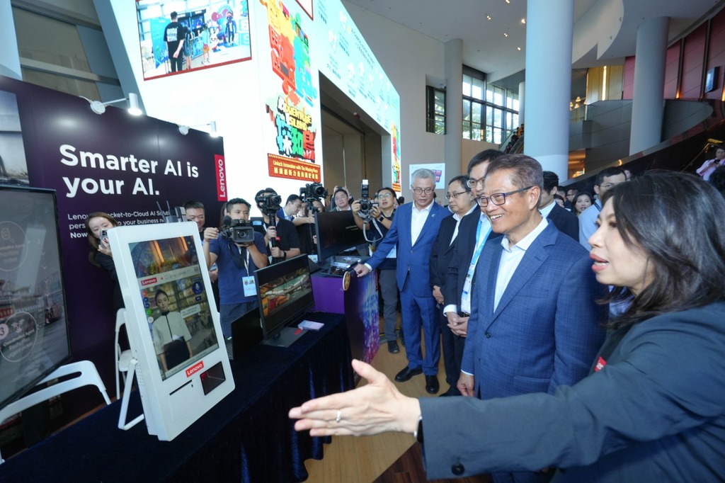 Lenovo Hong Kong General Manager introduces the booth