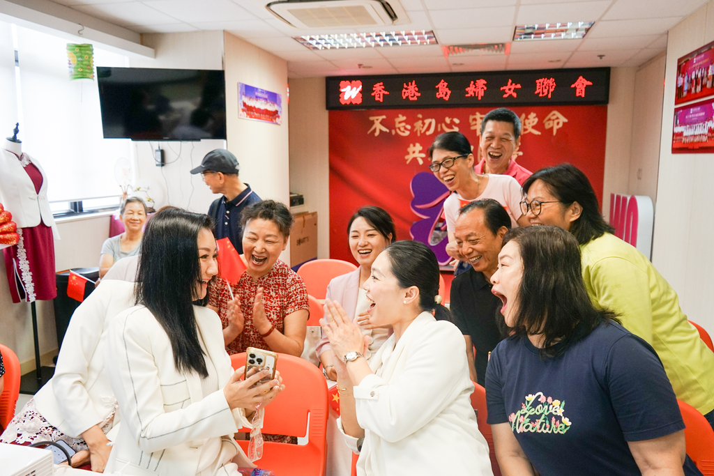 检阅的画面时,现场姐妹无不倍感骄傲与自豪 3