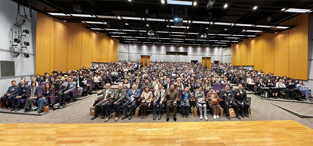 全场大合照，现场坐得满满。