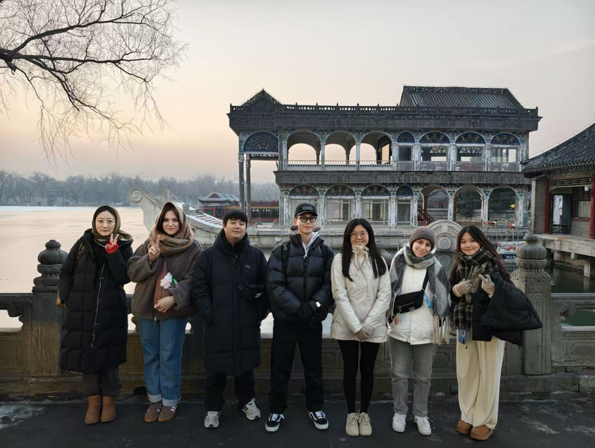 意大利籍岭南大学学生 Martina Lombardi：“我想说，这次旅程中最让我珍视的是 —— 除了那些美不胜收的景致、得以亲身感受的真实历史之外，还有与参与项目的每一个人建立起的深厚情谊。我们交到了许多新朋友，其中不少来自北京。”