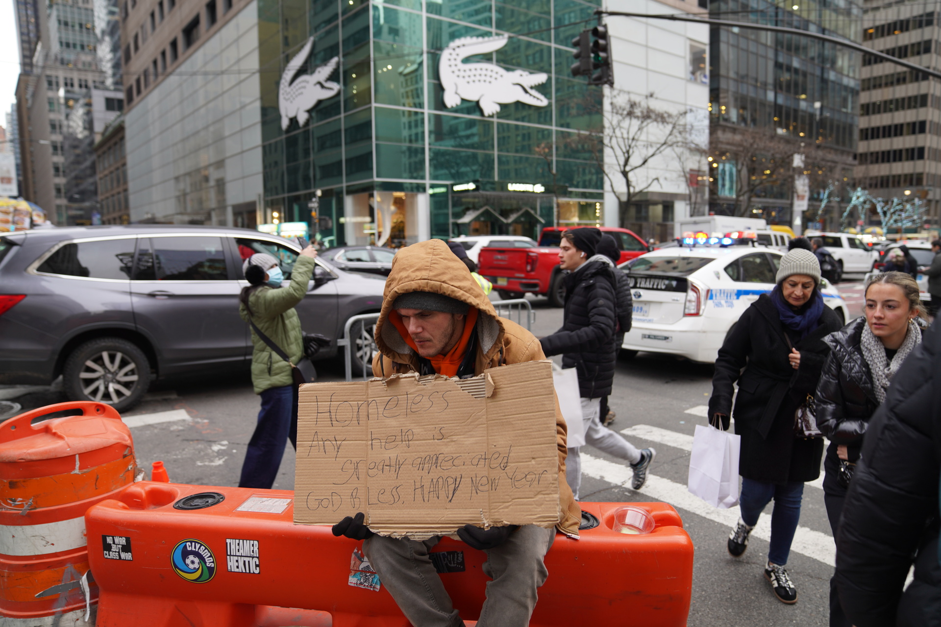 （新华视界）（5）美国：节日街头+无家可归CmxztpC000097_20260102_PEPFN0A001