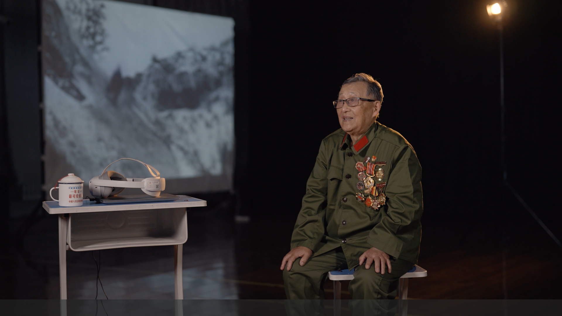 羅飛林爺爺體驗VR 技術，讓他重聚昔日並肩作戰的戰友，達成心願。