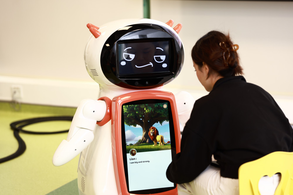 研究團隊成員即場演示Joey