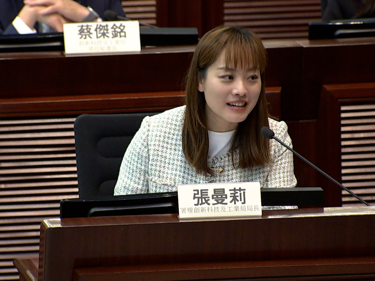 張曼莉指政府對如何制定更多合適標準或監管框架持開放態度，會因應香港實際情況，採用前瞻性思維部署。