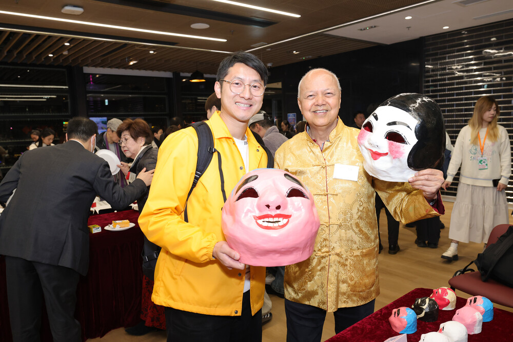 教大校友及扎作工艺名家陈澧祥展示制作“大头佛”的传统技艺