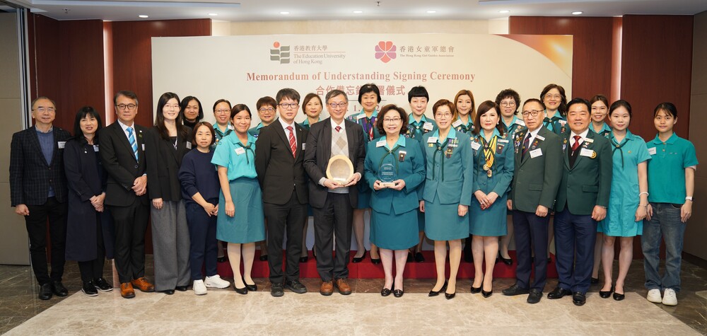 教大與女童軍藉互相致送紀念品，鞏固雙方的合作夥伴關係