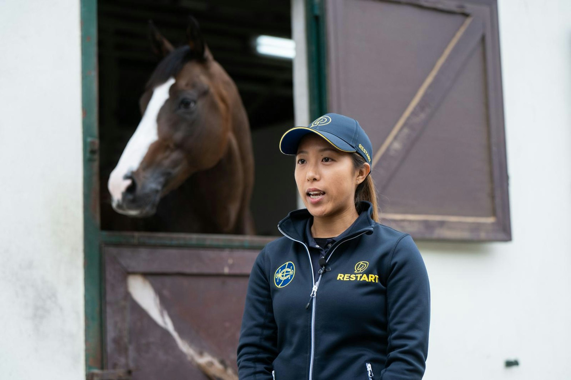 圖為馬會退役馬匹福利經理龍頴思。（馬會圖片）