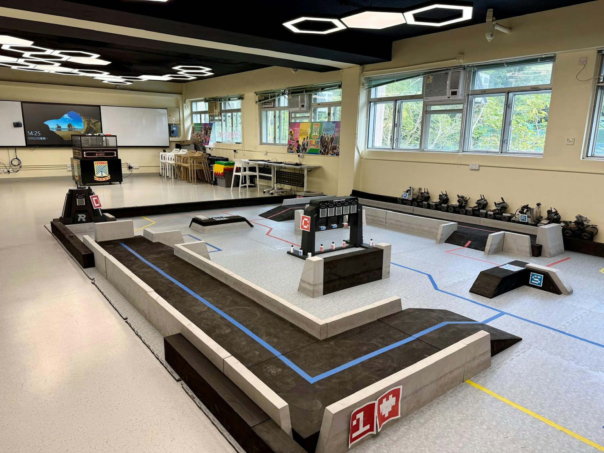 校内的STEM教室为学生提供一个动手做、启发创意、协作解决问题的现代化学习空间。（萧辉浩摄）